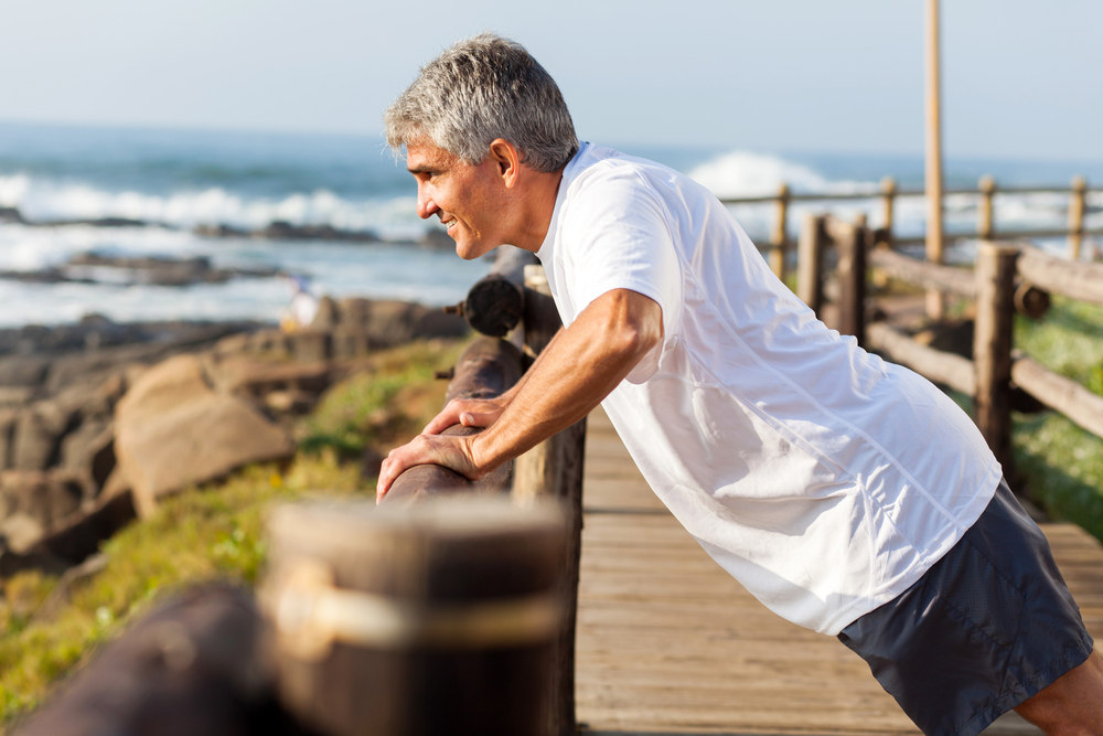 Suplementação de testosterona associada ao aumento da massa muscular, força e desempenho físico em homens de meia-idade e idosos